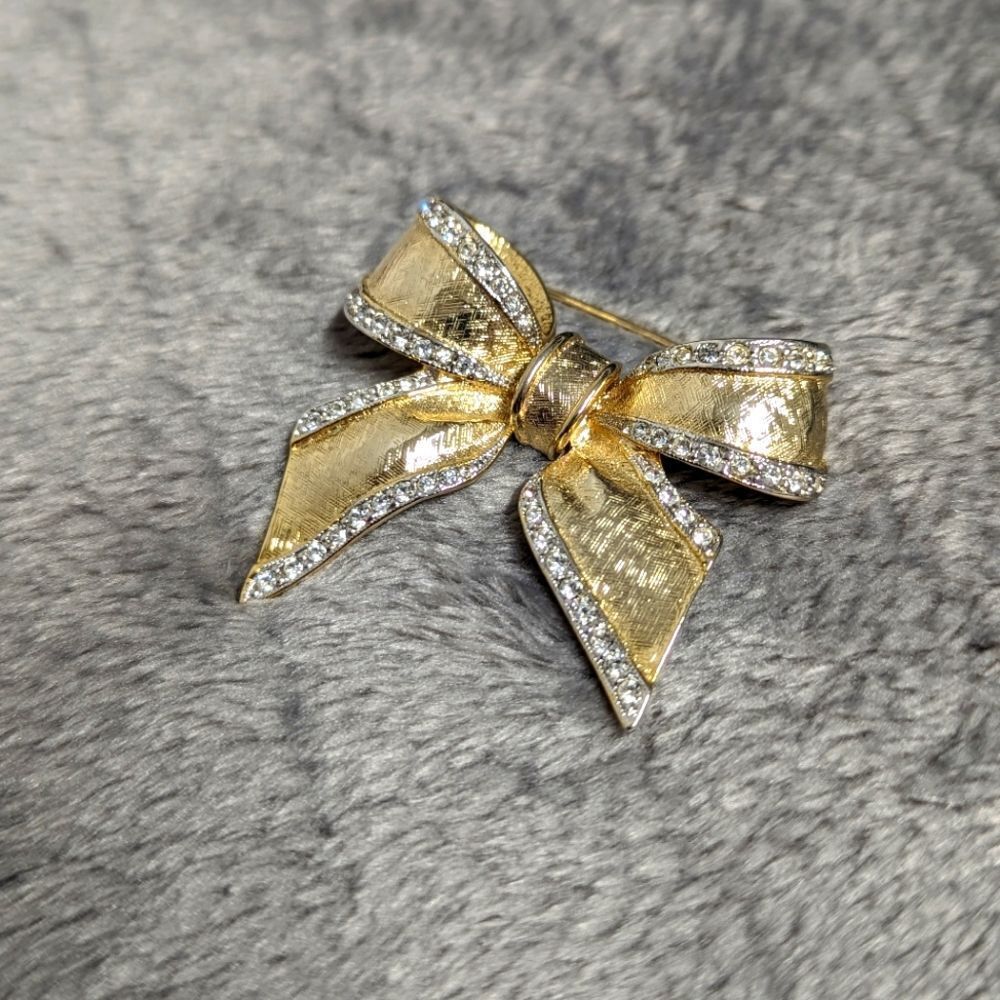 Vintage 1980's Goldtone & Rhinestones Bow Brooche - Picture 1 of 10